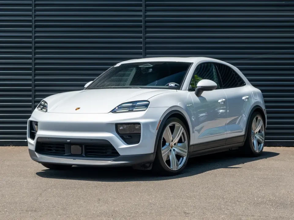 2025 Porsche Macan Electric - Image 10 of 14