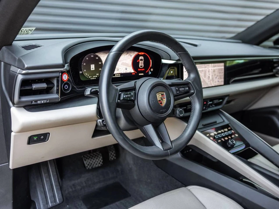 2025 Porsche Macan Electric - Image 4 of 5