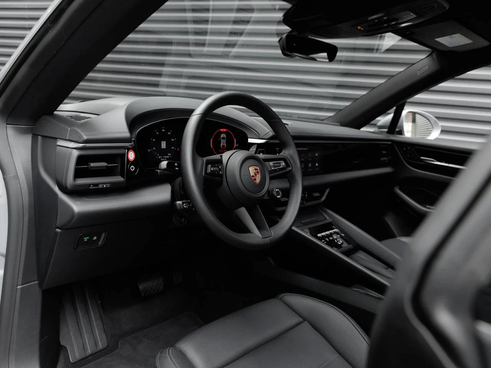2025 Porsche Macan Electric - Image 4 of 4