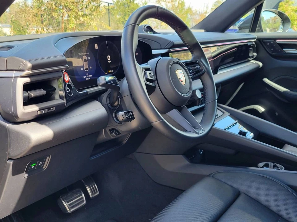 2025 Porsche Macan Electric - Image 4 of 5