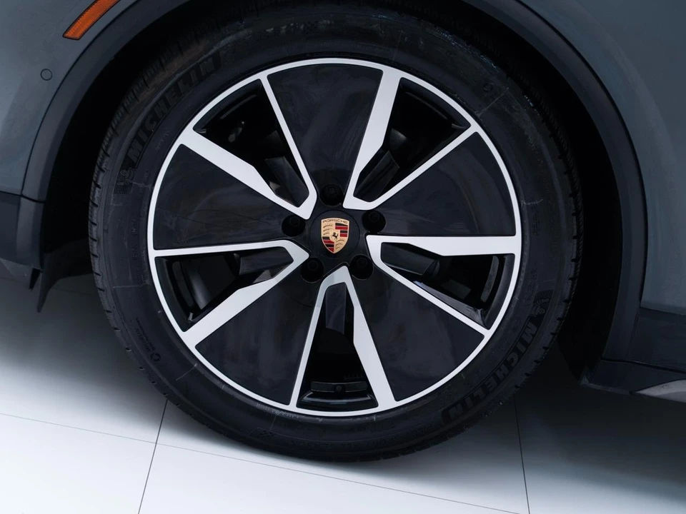 2025 Porsche Macan Electric - Image 13 of 21