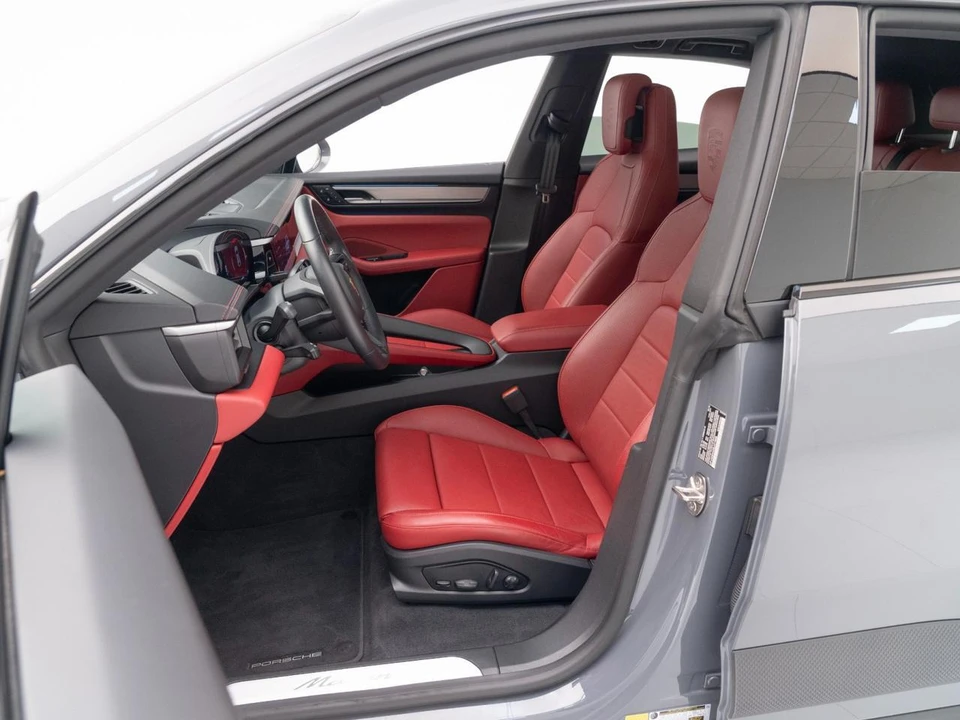 2025 Porsche Macan Electric - Image 19 of 21