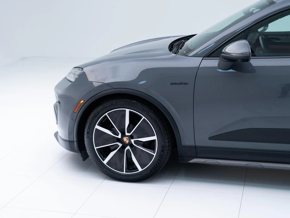 2025 Porsche Macan Electric - Image 12 of 21