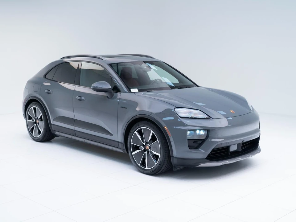 2025 Porsche Macan Electric - Image 8 of 21
