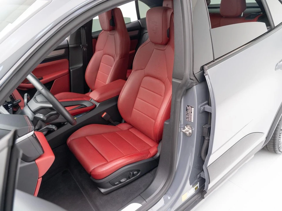 2025 Porsche Macan Electric - Image 6 of 21