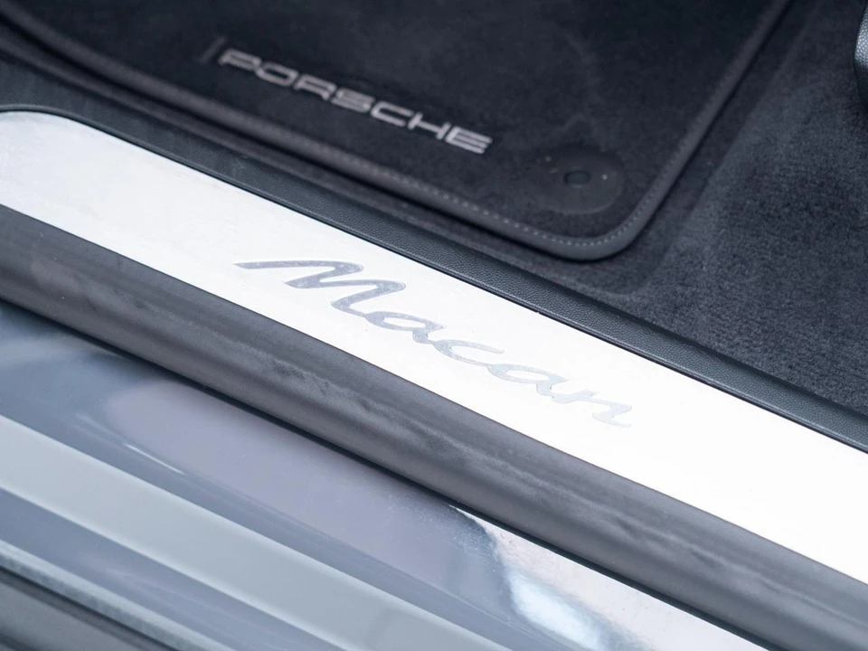 2025 Porsche Macan Electric - Image 16 of 21