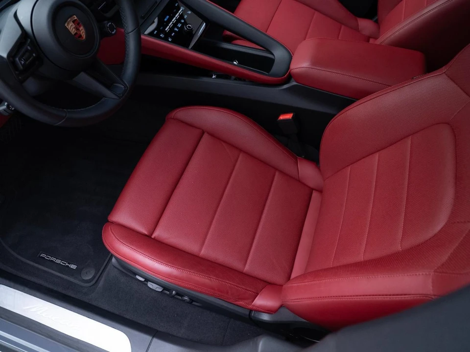 2025 Porsche Macan Electric - Image 18 of 21