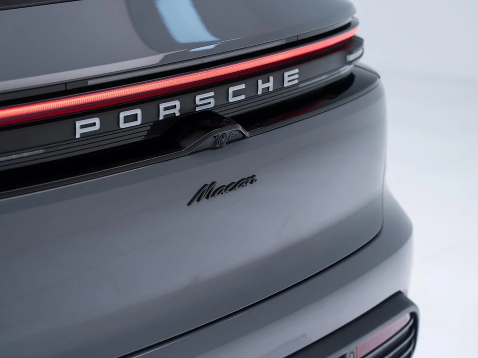 2025 Porsche Macan Electric - Image 15 of 21