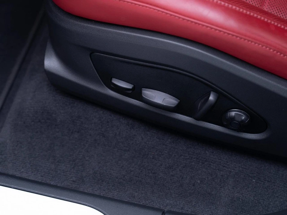 2025 Porsche Macan Electric - Image 17 of 21