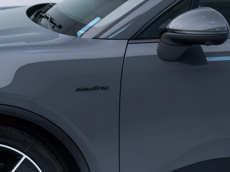 2025 Porsche Macan Electric - Image 14 of 21