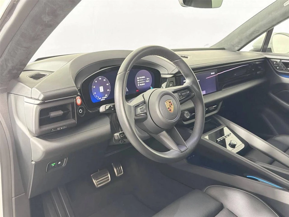 2025 Porsche Macan Electric - Image 4 of 5