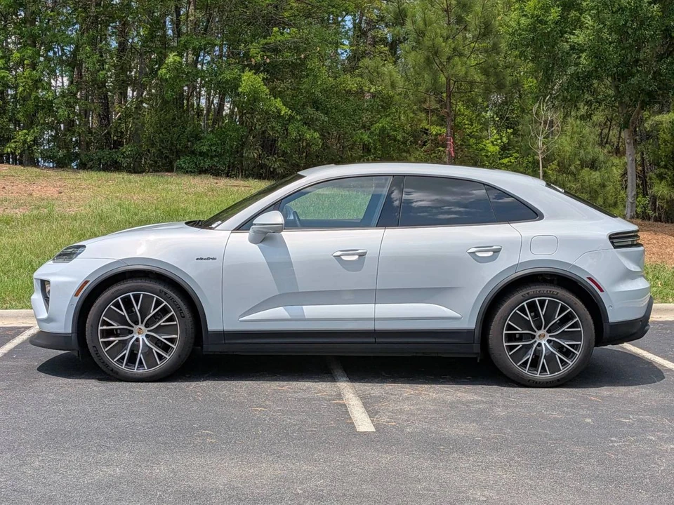 2025 Porsche Macan Electric - Image 2 of 5
