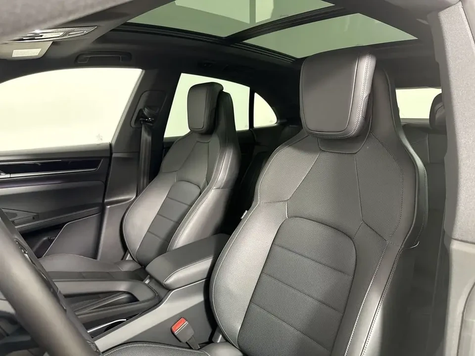 2025 Porsche Macan Electric - Image 5 of 11