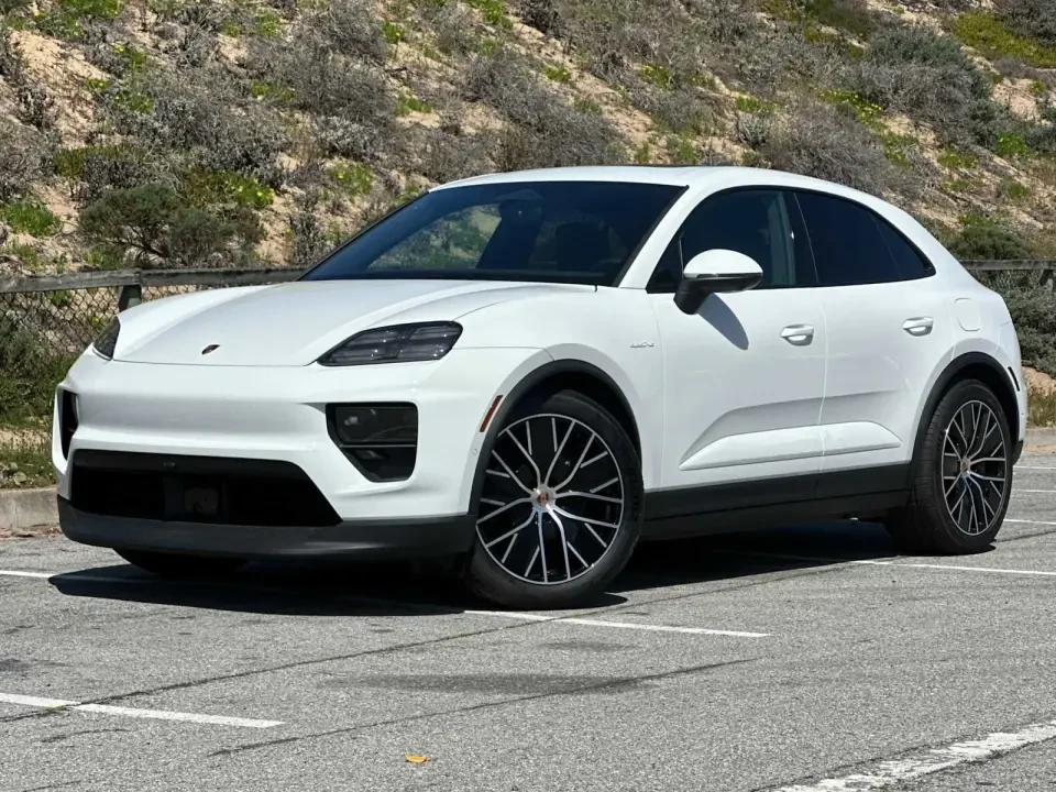 2025 Porsche Macan Electric - Image 11 of 11