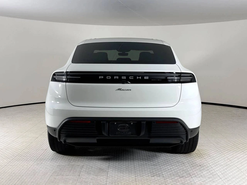 2025 Porsche Macan Electric - Image 4 of 5