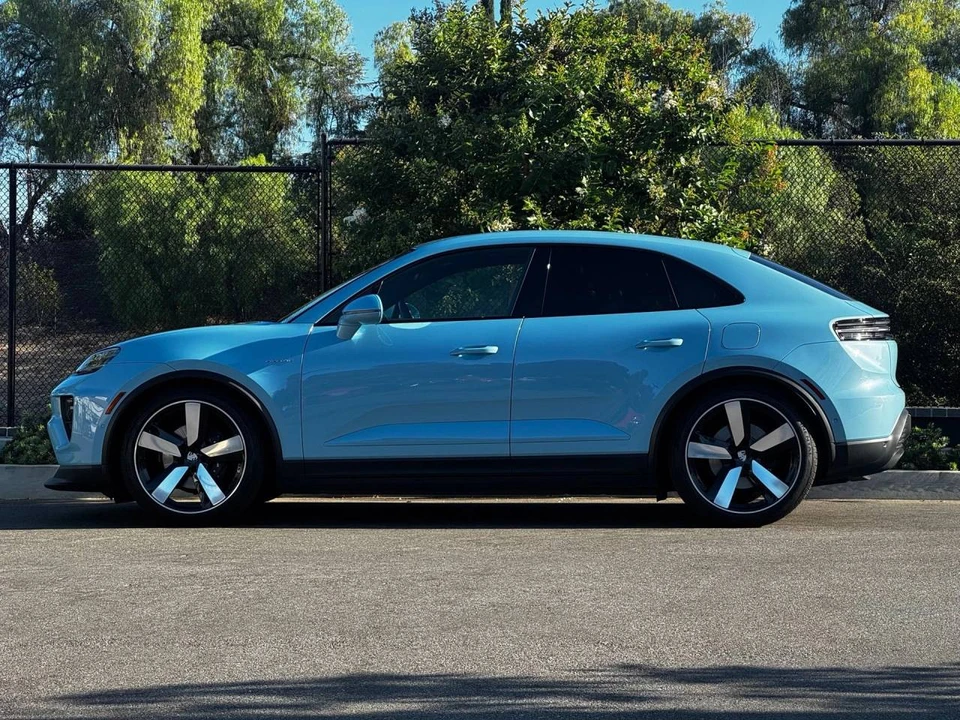 2025 Porsche Macan Electric - Image 2 of 5
