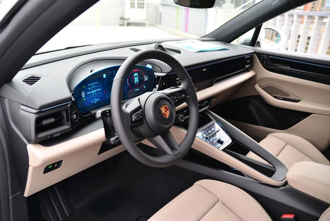 2025 Porsche Macan Electric - Image 4 of 5