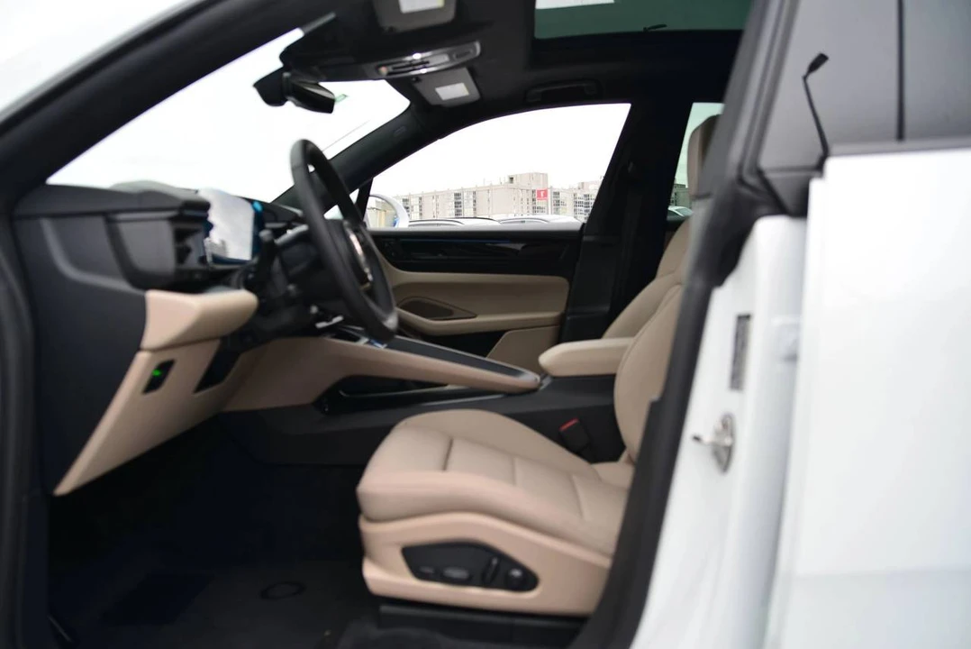2025 Porsche Macan Electric - Image 5 of 5
