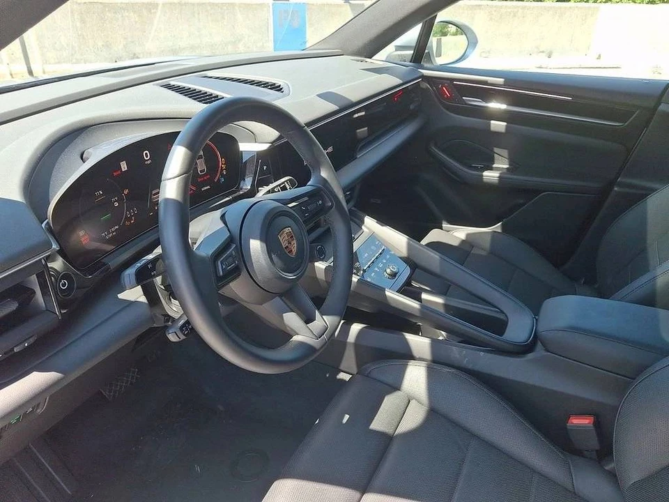 2025 Porsche Macan Electric - Image 4 of 5