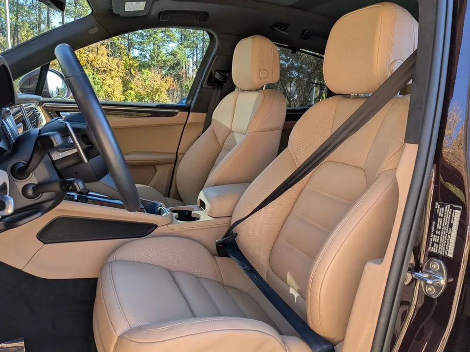 2025 Porsche Macan GTS - Image 5 of 8