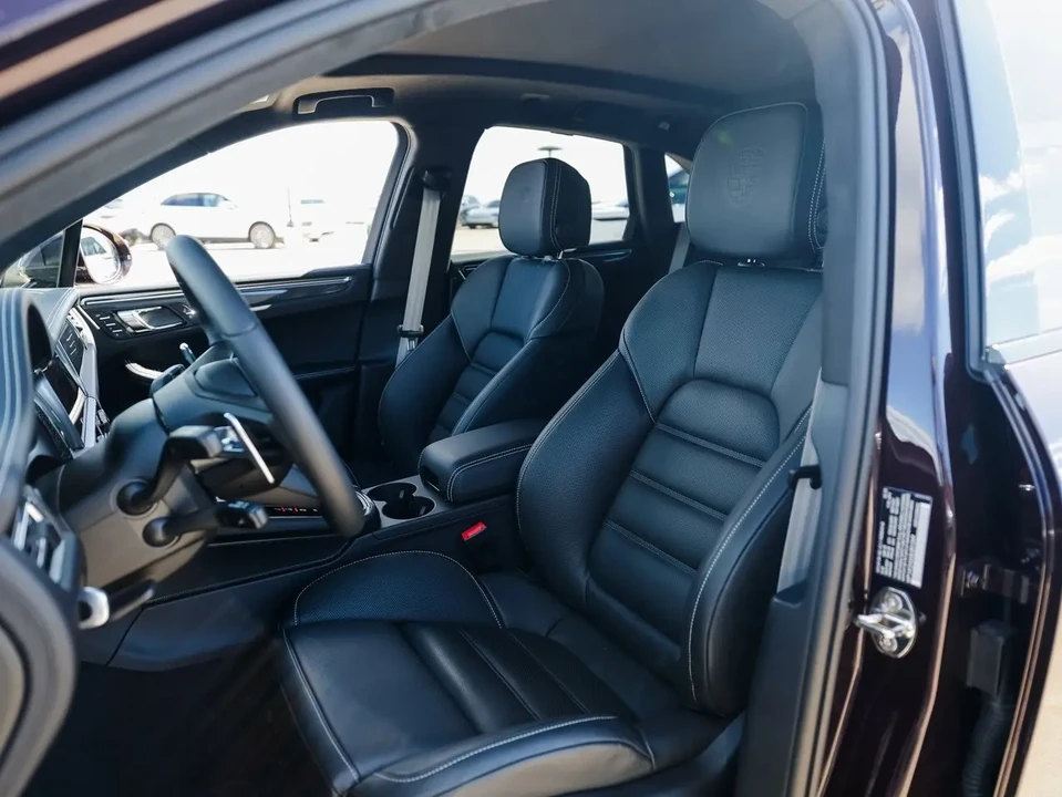 2025 Porsche Macan GTS - Image 5 of 6