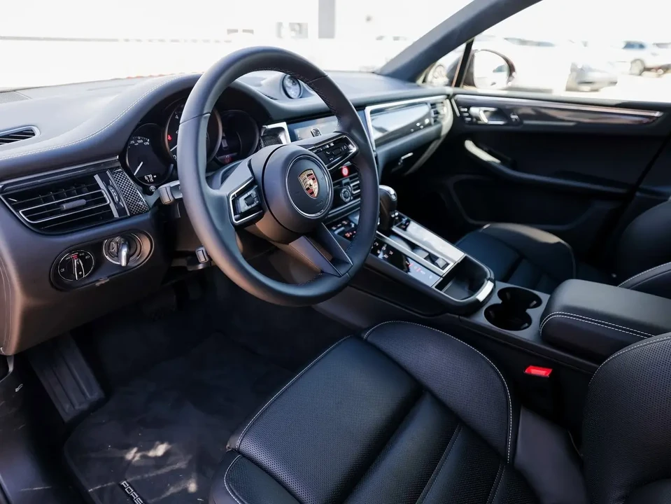 2025 Porsche Macan GTS - Image 4 of 6