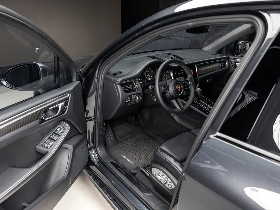 2025 Porsche Macan GTS - Image 9 of 20