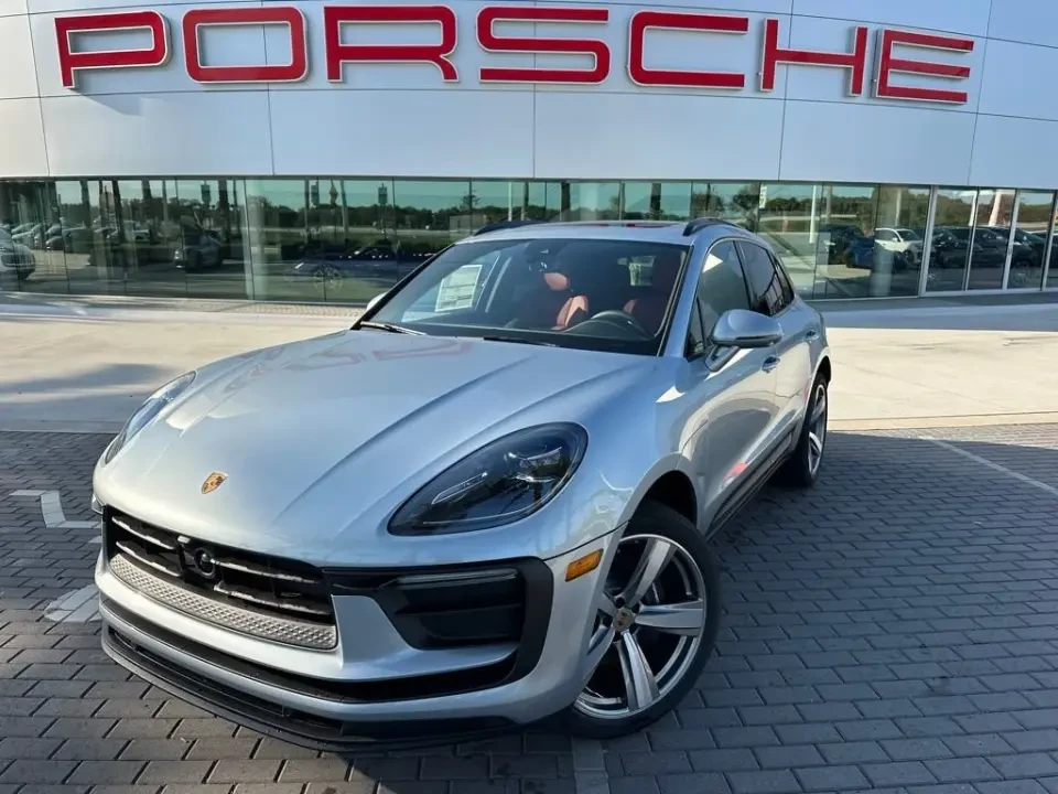 2025 Porsche Macan GTS - Image 9 of 13