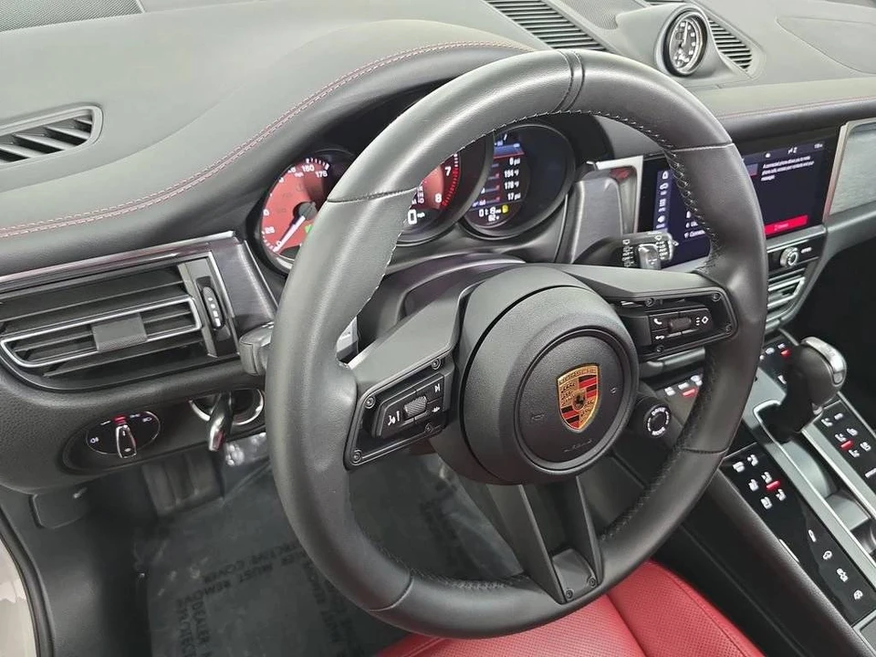 2025 Porsche Macan GTS - Image 4 of 5