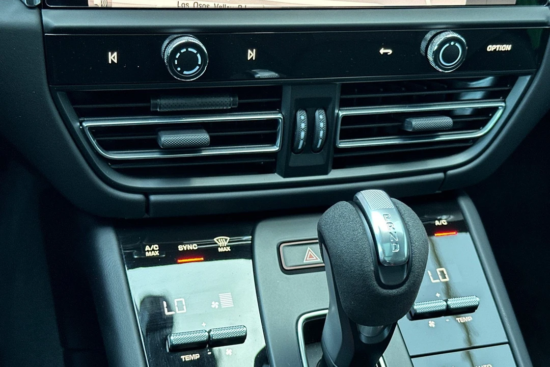 2025 Porsche Macan GTS - Image 25 of 31