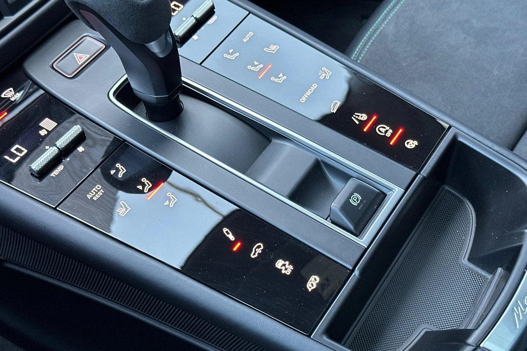 2025 Porsche Macan GTS - Image 26 of 31