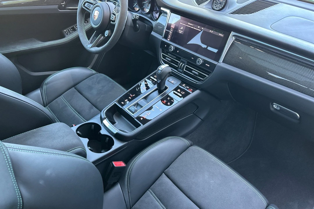 2025 Porsche Macan GTS - Image 18 of 31
