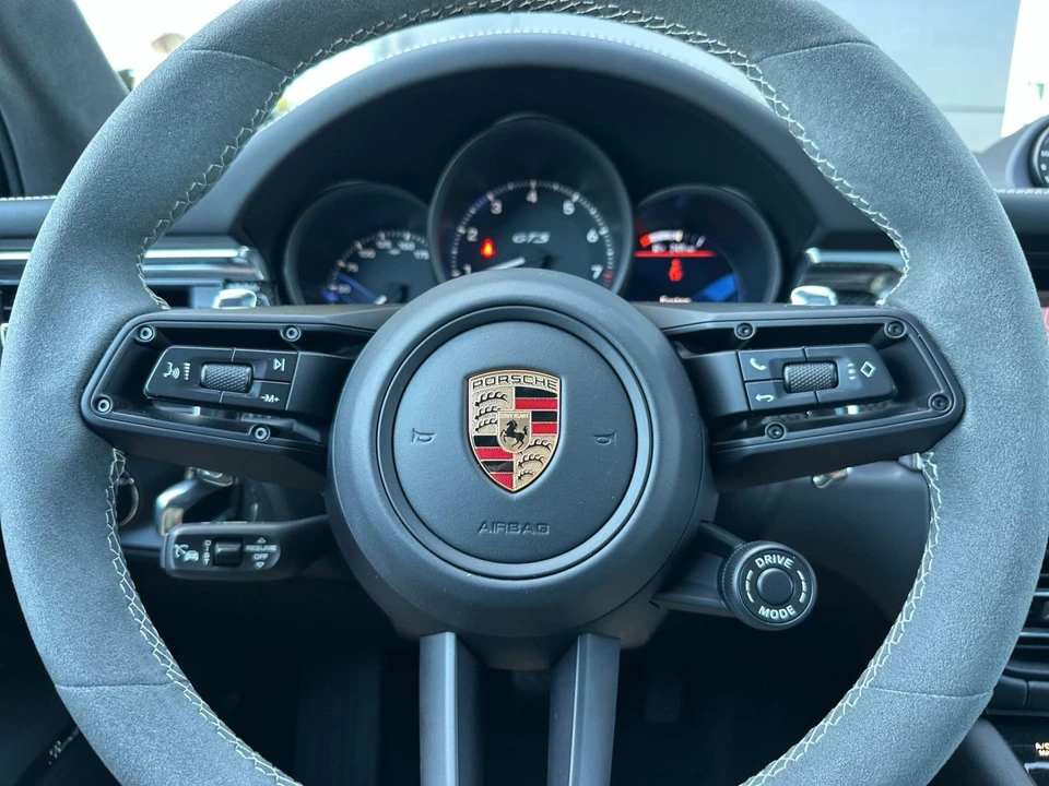 2025 Porsche Macan GTS - Image 25 of 31
