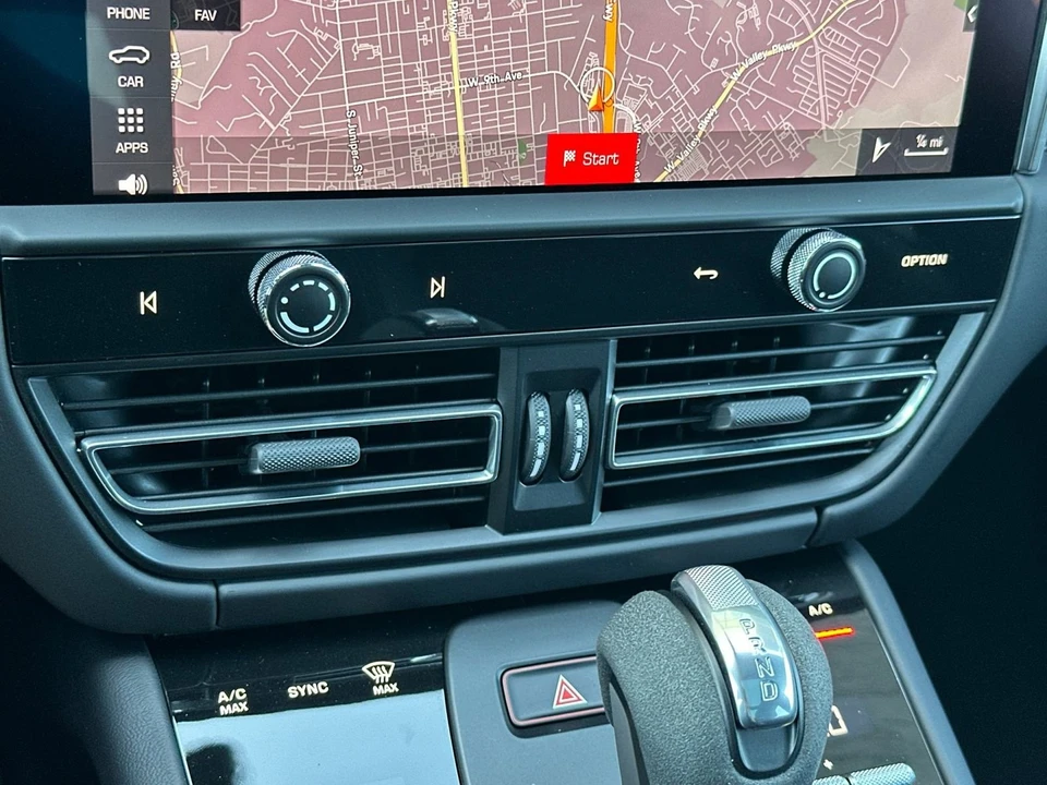 2025 Porsche Macan GTS - Image 23 of 31