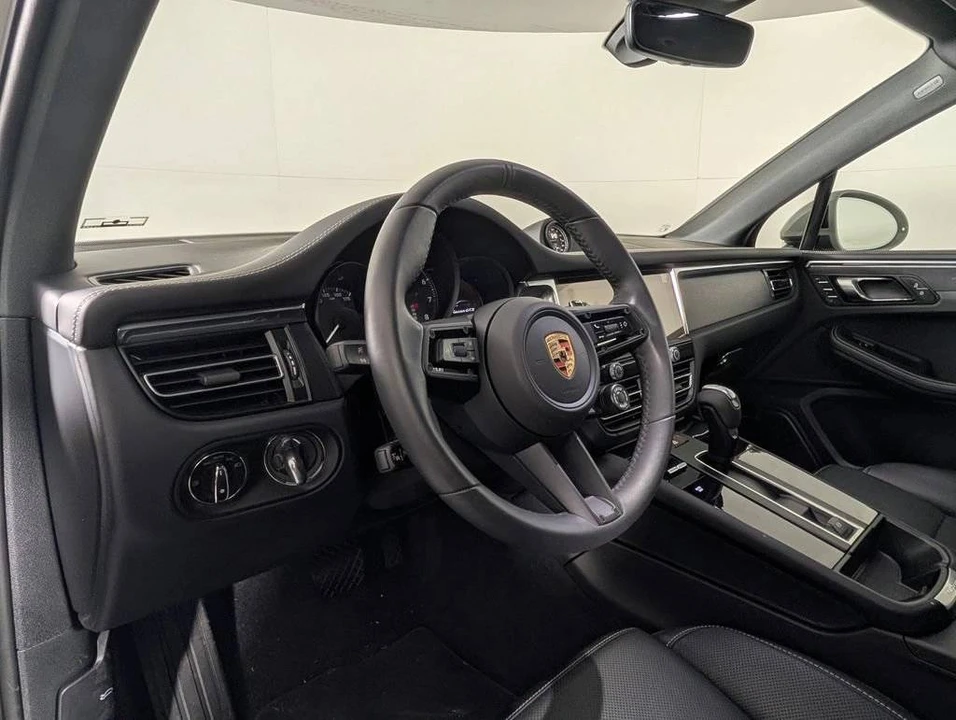 2025 Porsche Macan GTS - Image 4 of 5