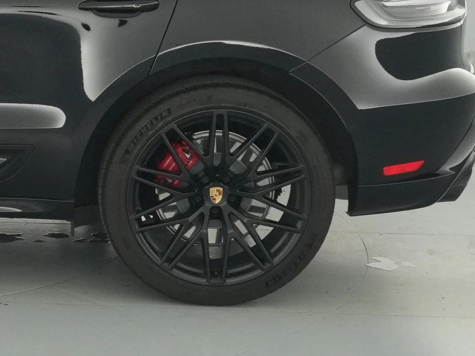 2025 Porsche Macan GTS - Image 18 of 31