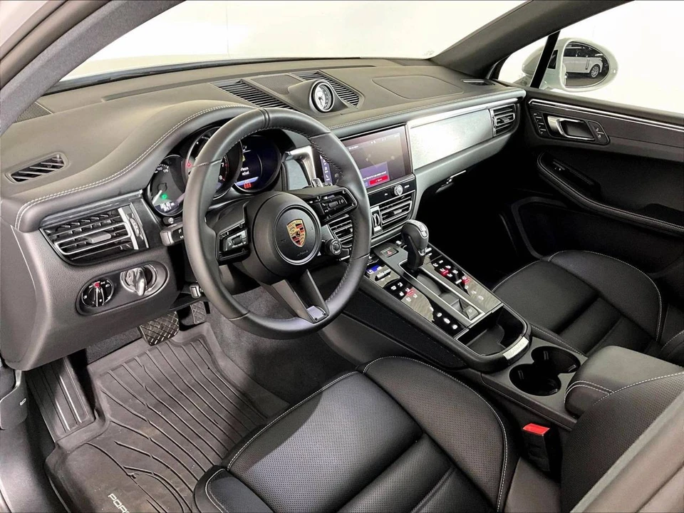 2025 Porsche Macan GTS - Image 4 of 5