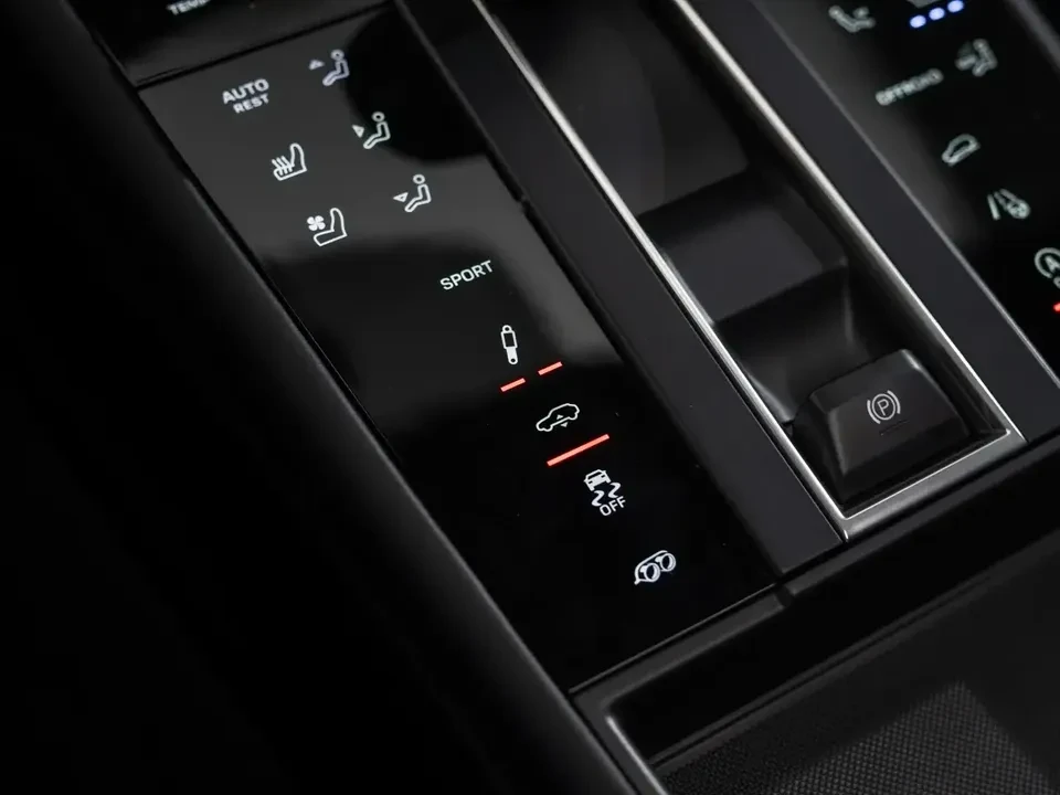 2025 Porsche Macan GTS - Image 3 of 20
