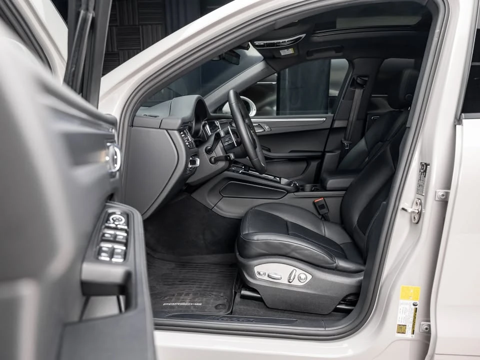 2025 Porsche Macan - Image 10 of 20