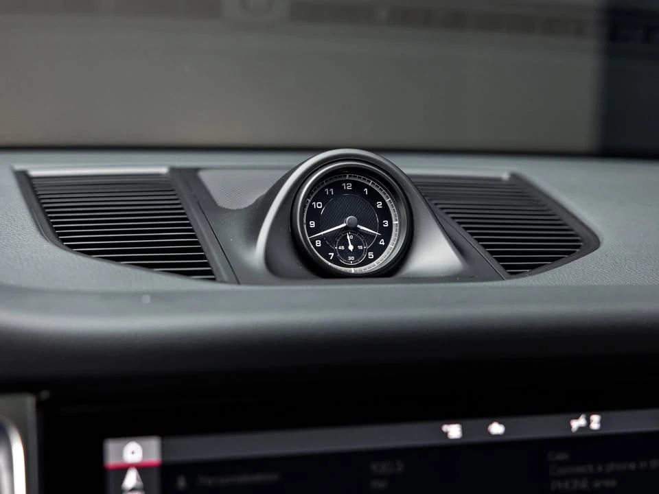 2025 Porsche Macan - Image 15 of 20