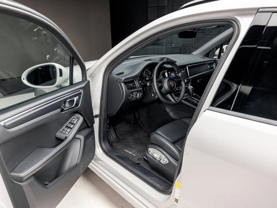 2025 Porsche Macan - Image 9 of 20