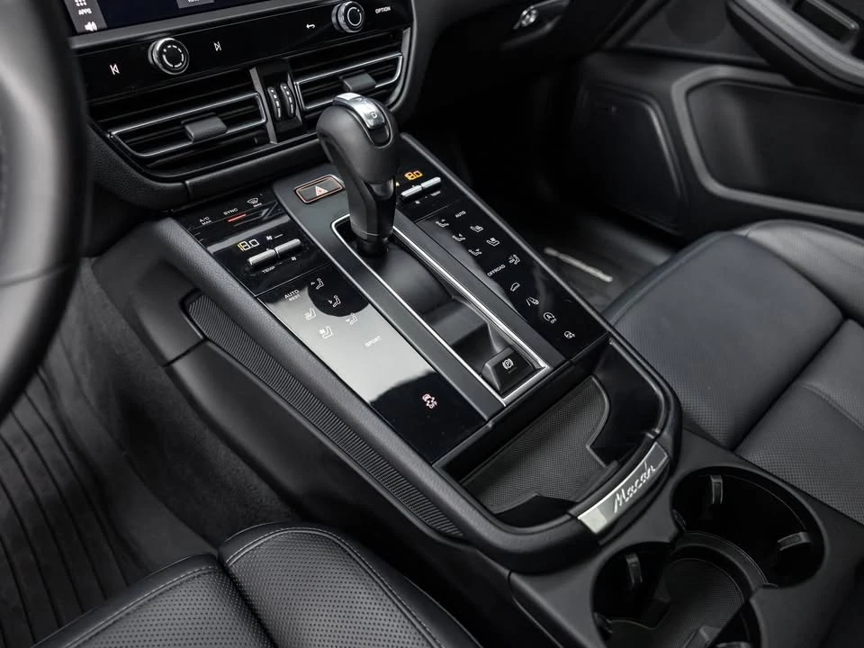 2025 Porsche Macan - Image 18 of 20