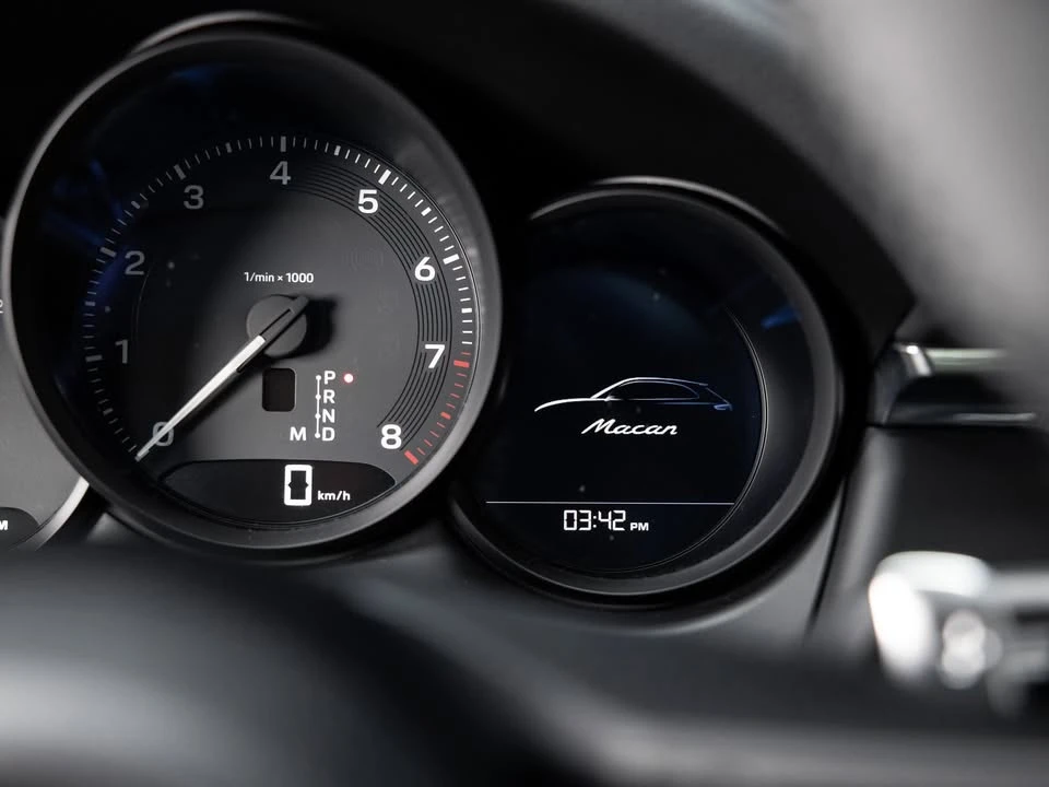 2025 Porsche Macan - Image 14 of 20