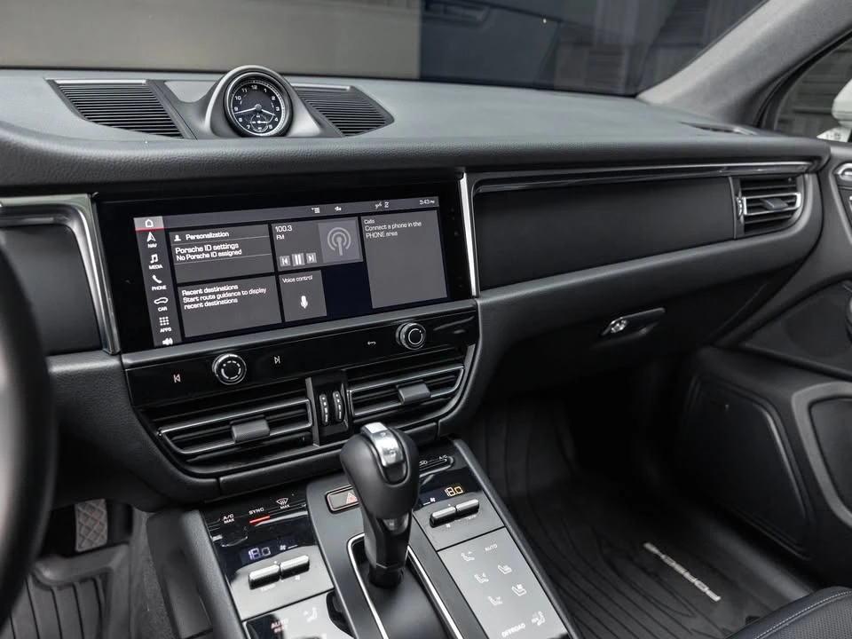 2025 Porsche Macan - Image 16 of 20