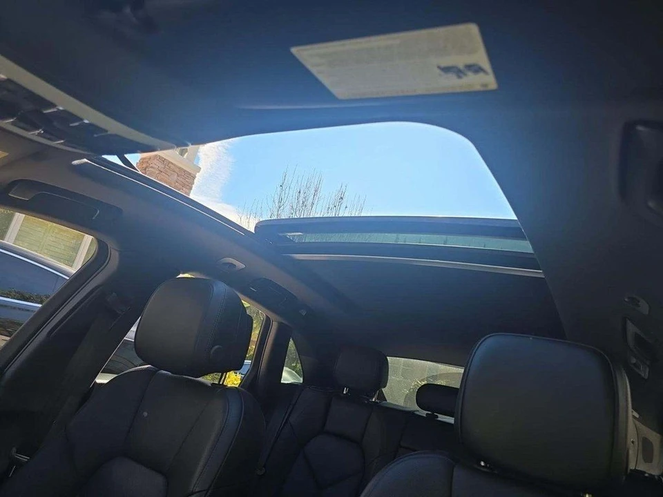 2025 Porsche Macan Electric - Image 8 of 10