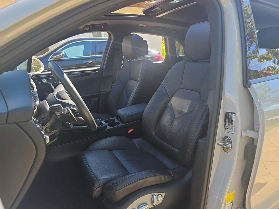 2025 Porsche Macan Electric - Image 4 of 10