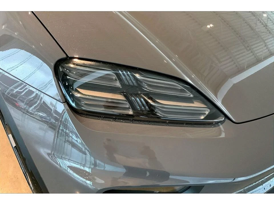 2025 Porsche Macan Electric - Image 10 of 20