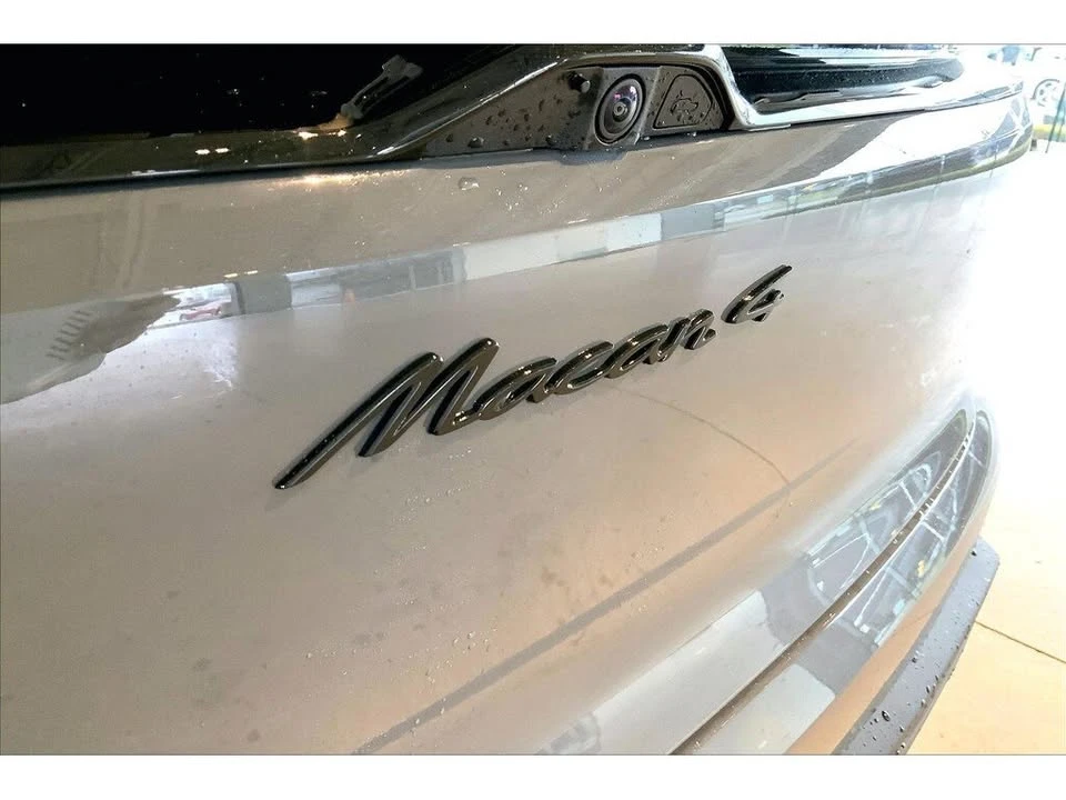 2025 Porsche Macan Electric - Image 15 of 20