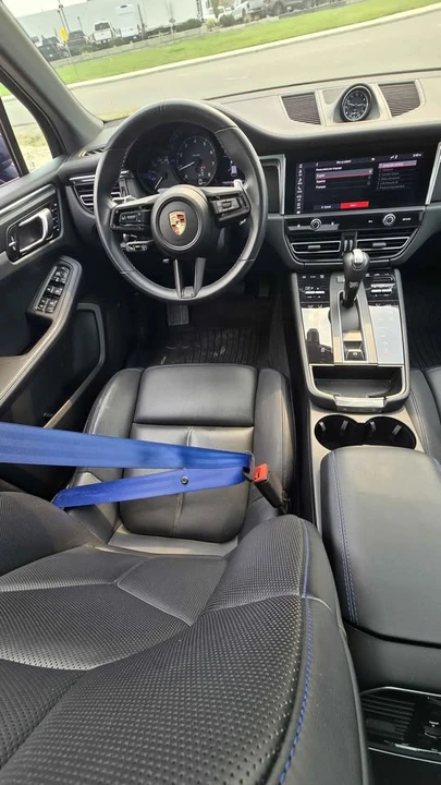 2025 Porsche Macan Electric - Image 8 of 12