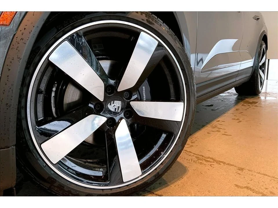 2025 Porsche Macan Electric - Image 17 of 20